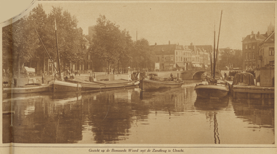871544 Gezicht op de kom in de Stadsbuitengracht bij de Bemuurde Weerd O.Z. (links) te Utrecht met enkele binnenvaartschepen.
